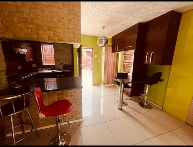 3 BEDROOM TOWNHOUSE FOR SALE IN SILVERTON